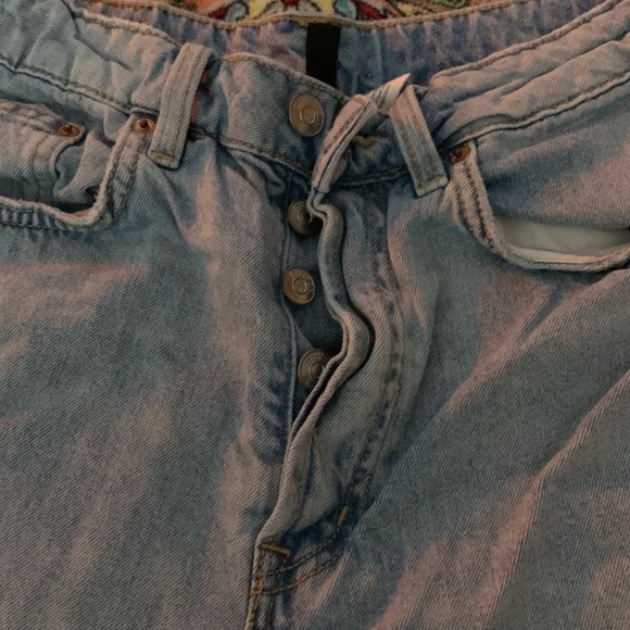 H&M Distressed High Rise Mom Jean - Picture 2 of 4